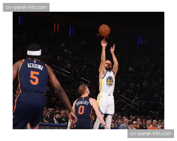 镜头捕捉：库里中场休息时加练超远三分，五投四中